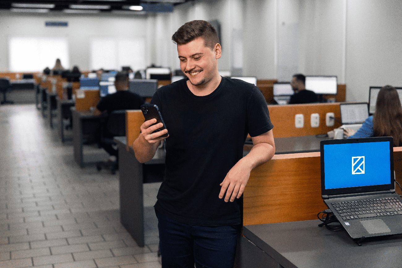 Cliente da Razonet acompanhando o negócio pelo celular